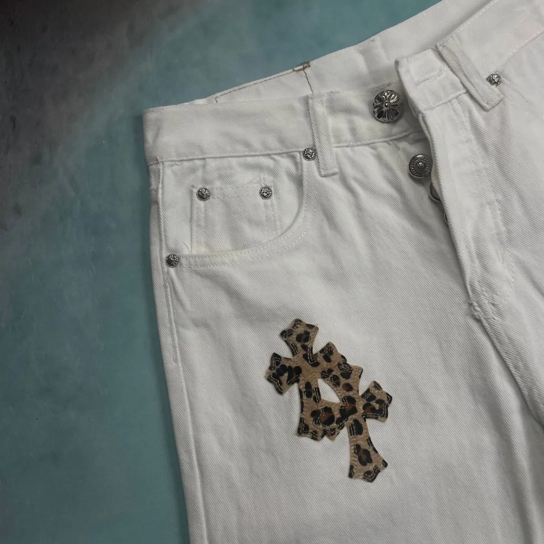 🅿️280 🔘Model No.-KL131 🔘Cro Xin𝐂𝐡𝐫𝐨𝐦𝐞 𝐇𝐞𝐚𝐫𝐭 24SS White Leopard Print Cross Patch Leather High Street Jeans* Cro Xin’s white pants, with leopard print patchwork design, are definitely an indispensable eye-catcher in your wardrobe. In terms of fabric, it uses high-quality materials, which are comfortable and skin-friendly on the upper body. The white base is pure and clean, like a canvas, bringing out the wild charm of leopard print and leather. The leopard print part is carefully made of high-quality leather, with clear texture, soft and tough touch, exquisite splicing technology, and natural and smooth transition without any abruptness. The shape is unique, and the overall cut is ergonomic. Whether standing or walking, it can perfectly outline the lines of the legs, modify the shape of the legs, and have a remarkable effect of making the legs slimmer and taller. The waist is designed to fit the body shape, providing a stable fit and freedom of movement. Every detail reflects luxury and sophistication. The iconic elements of Kroxin are cleverly integrated, and the metal accessories have high quality, excellent gloss, wear resistance and corrosion resistance. Exquisite stitching technology, each stitch is even and fine, highlighting high-end quality. These pants are suitable for a variety of styles. Paired with a simple white T-shirt and white shoes, they are casual and casual, exuding a fresh literary atmosphere. Paired with a personalized short top and Martin boots, you can instantly transform into a cool and fashionable person, and you can easily master street fashion. Whether it's daily outings, music festivals, or fashion parties, it can make you the center of attention and easily manage various occasions.  Size: S M L XL (28.30.32.34) Color: White
